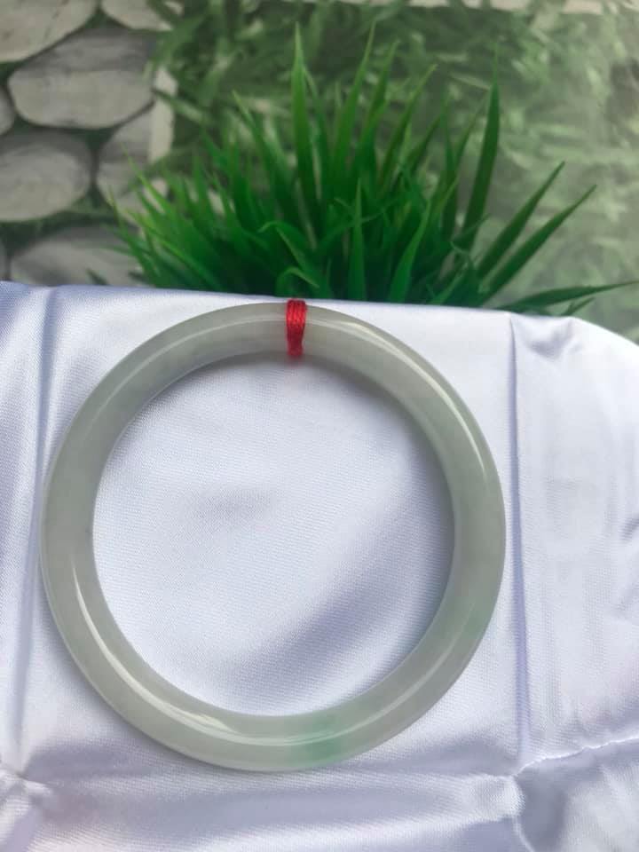VÒNG TAY ĐÁ CẨM THẠCH MỚI TRẮNG LÝ 54  Size vòng 54mm x dầy 8mm  MÀU TRẮNG BÓNG CHẤM XANH LÝ NỮ 54kg đến 64kg Đeo