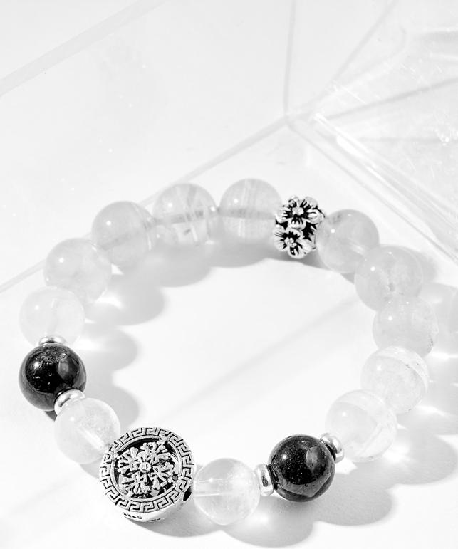 Vòng tay thạch anh ưu linh trắng charm hoa bạc Ngọc Quý Gemstones