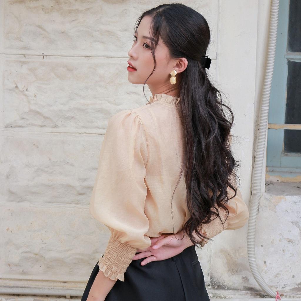 KIOBI – Áo kiểu Rosa suông, cổ tròn nhún bèo, tay phồng bo smocking, kèm áo lót 2 dây, vải organza tơ be - KIA21041BE