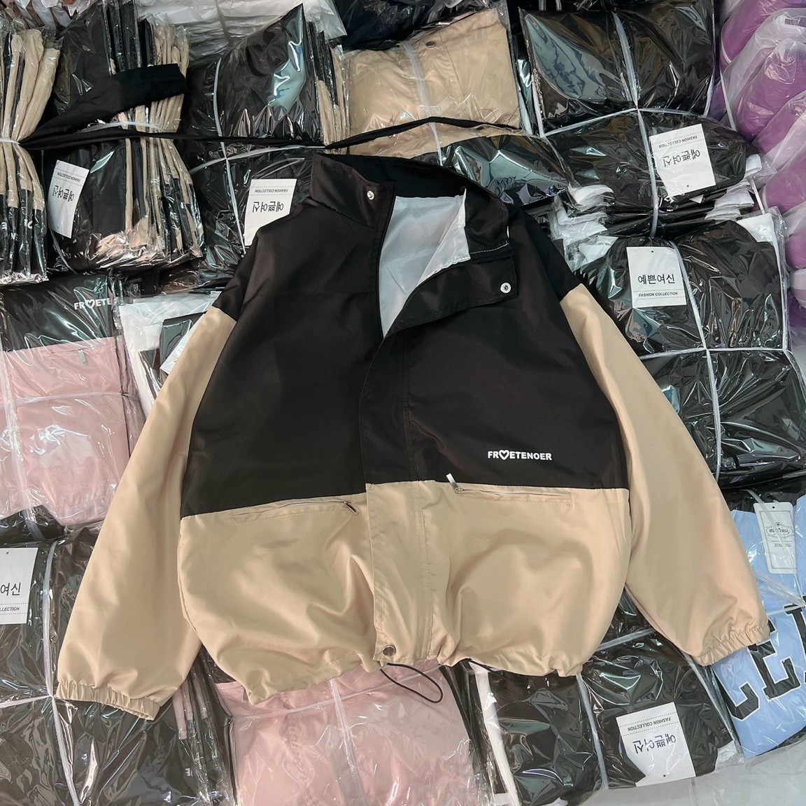 Áo khoác dù nữ in hình hoạt hình siêu đang yêu,dù 2 lớp mịn mát ,phong cách cá tinh dễ thương giúp bạn luôn tự tin,Áo Khoác Dù 2 Lớp In Hình Cá 2 Size L XL