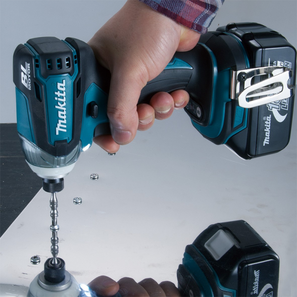 MÁY VẶN VÍT DÙNG PIN (18V) 165 N·M MAKITA DTD149RME (02 PIN LION 18V/4.0AH. – 01 ĐẾ SẠC PIN 18V NHANH.) - HÀNG CHÍNH HÃNG