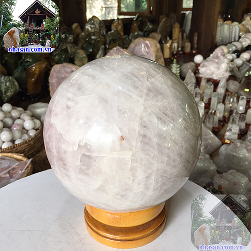 Quả cầu thạch anh hồng tự nhiên giúp nạp khí vượng tài – Đường kính 21cm- Nặng 13.2kg – QC887
