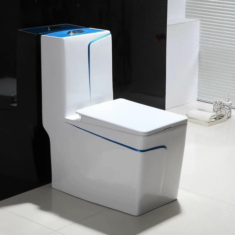 Bồn cầu một khối màu trắng, kiểu vuông kết hợp viền sườn xám nghệ thuật.