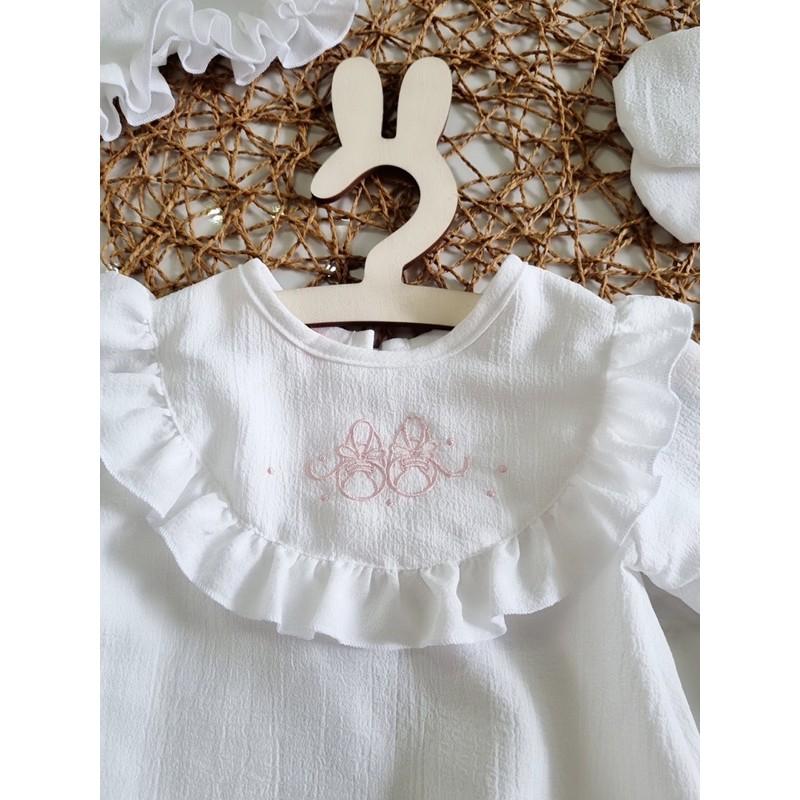Body Trắng Cổ Thêu Cho Bé Gái 3 Đến 12kg, Bodysuit Bé Gái Kèm Nón Và Giày Chất Đũi Xốp