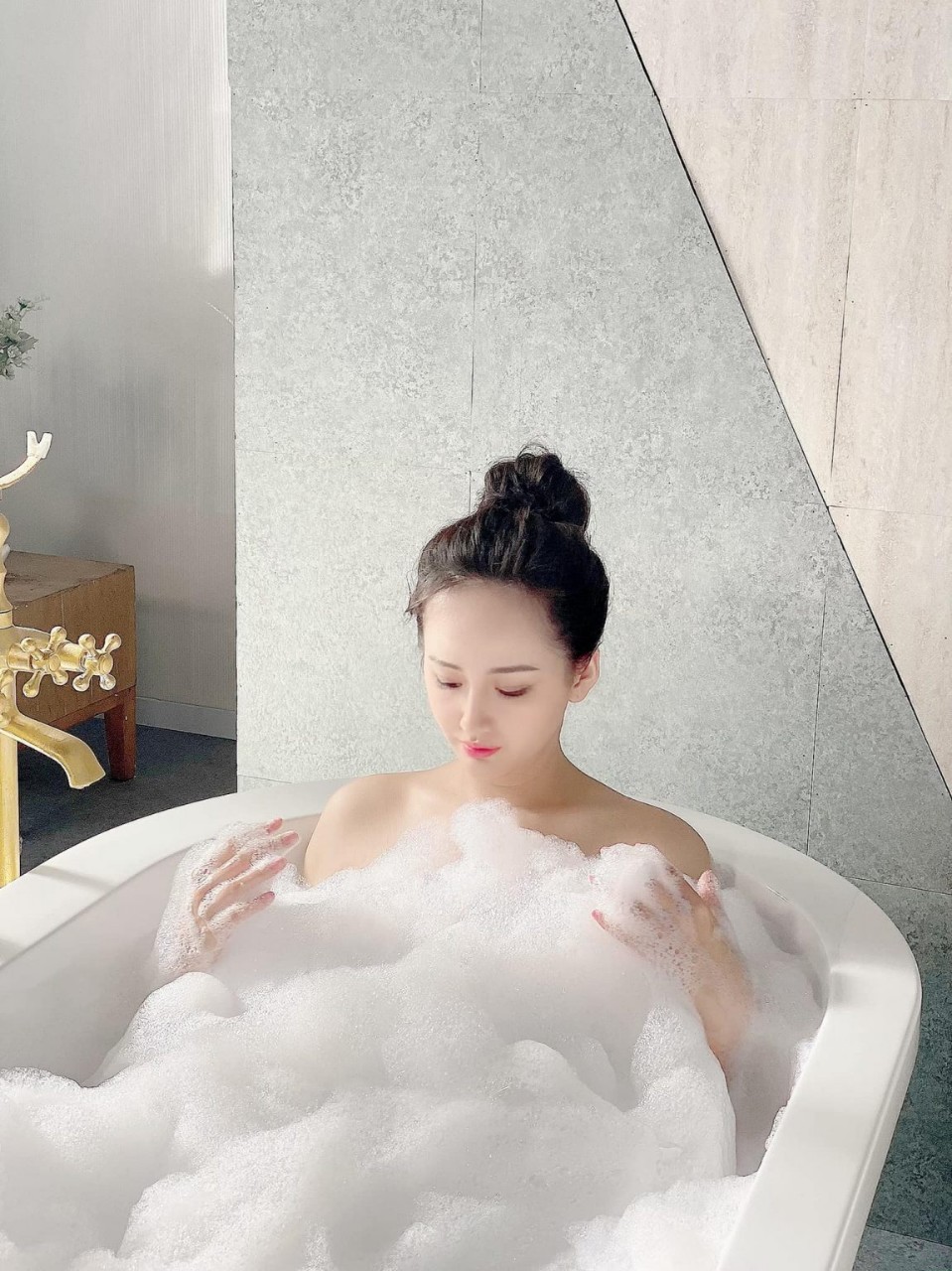 Sữa Tắm Dưỡng Trắng Mịn Da Kosé Softymo Hyaluronic Acid Body Soap