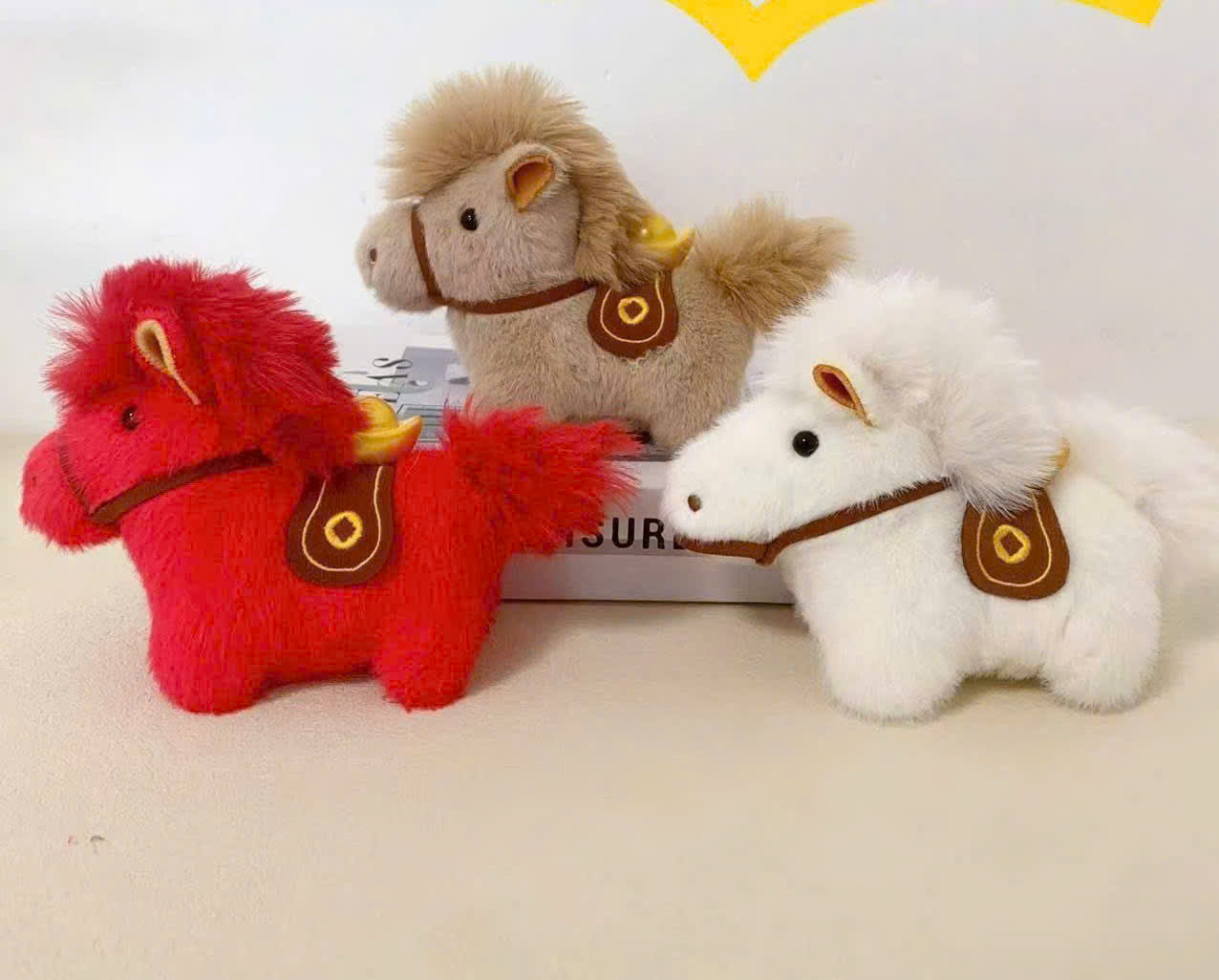 Móc Khóa Linh Vật Ngựa Cõng Vàng Thần Tài 2026, Charm Ngựa Nhồi Bông Trang Trí Balo Túi Xách