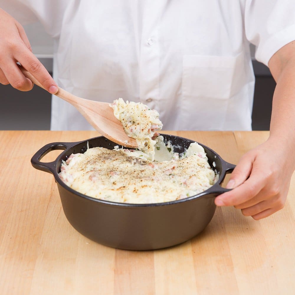 Nồi gang Lodge 21.5cm - L2SP3 - dung tích 1.9 lít. Dùng kho cá, nướng gà, nướng bánh, cơm, canh