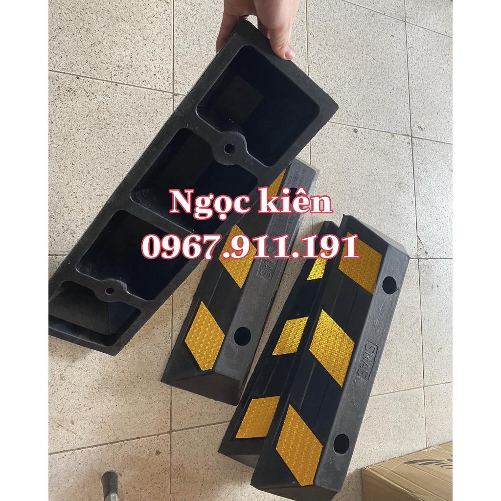 Cục chặn bánh xe oto,cao su chặn lốp xe tải