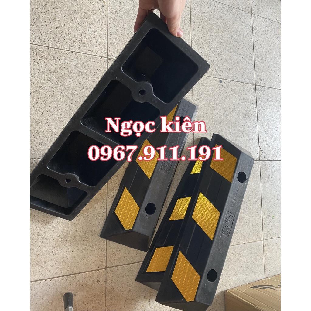 cục chặn bánh xe oto,cao su chặn lốp xe tải