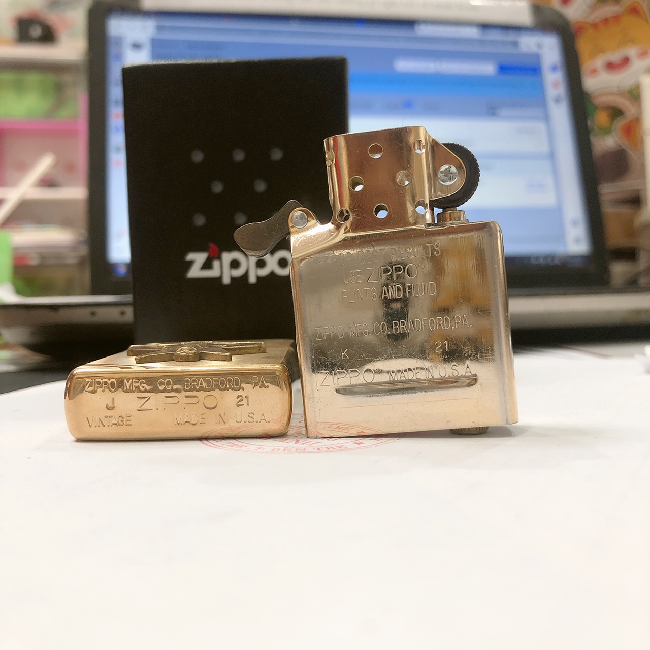Bật lửa Ziippo Mỹ Vintage Brushed Brass - đầu bằng đít bằng, Eblem Đầu Bò Solid Brass đồng nguyên chất