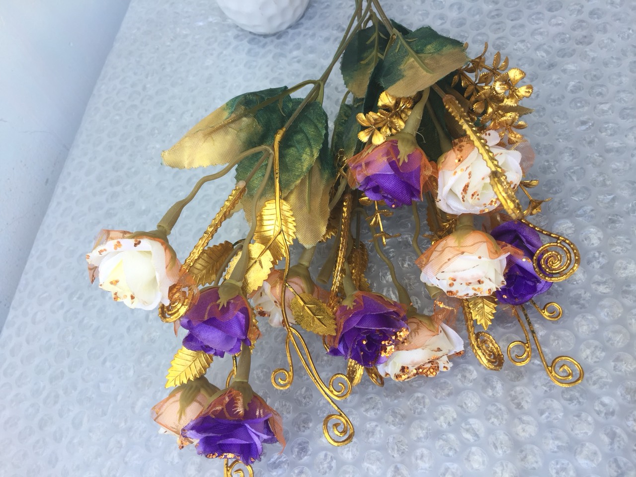 Bụi hoa Hồng nhân tạo cành mạ vàng quý phái dùng trong trang trí nhà cửa, bàn tiệc, quán cafe, nhà hàng, quán karaoke