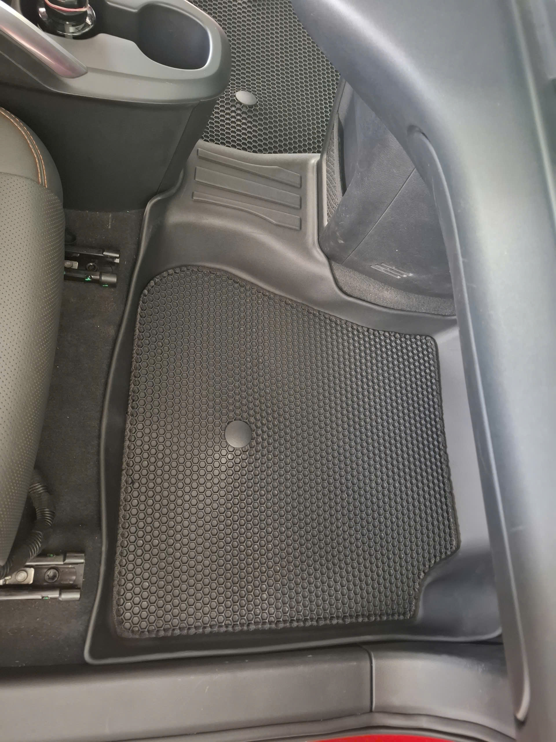 Thảm 2 lớp (sd3) dạng lưới lục giác cho Vinfast VF6 bề mặt cao su siêu sạch nhãn hiệu Macsim