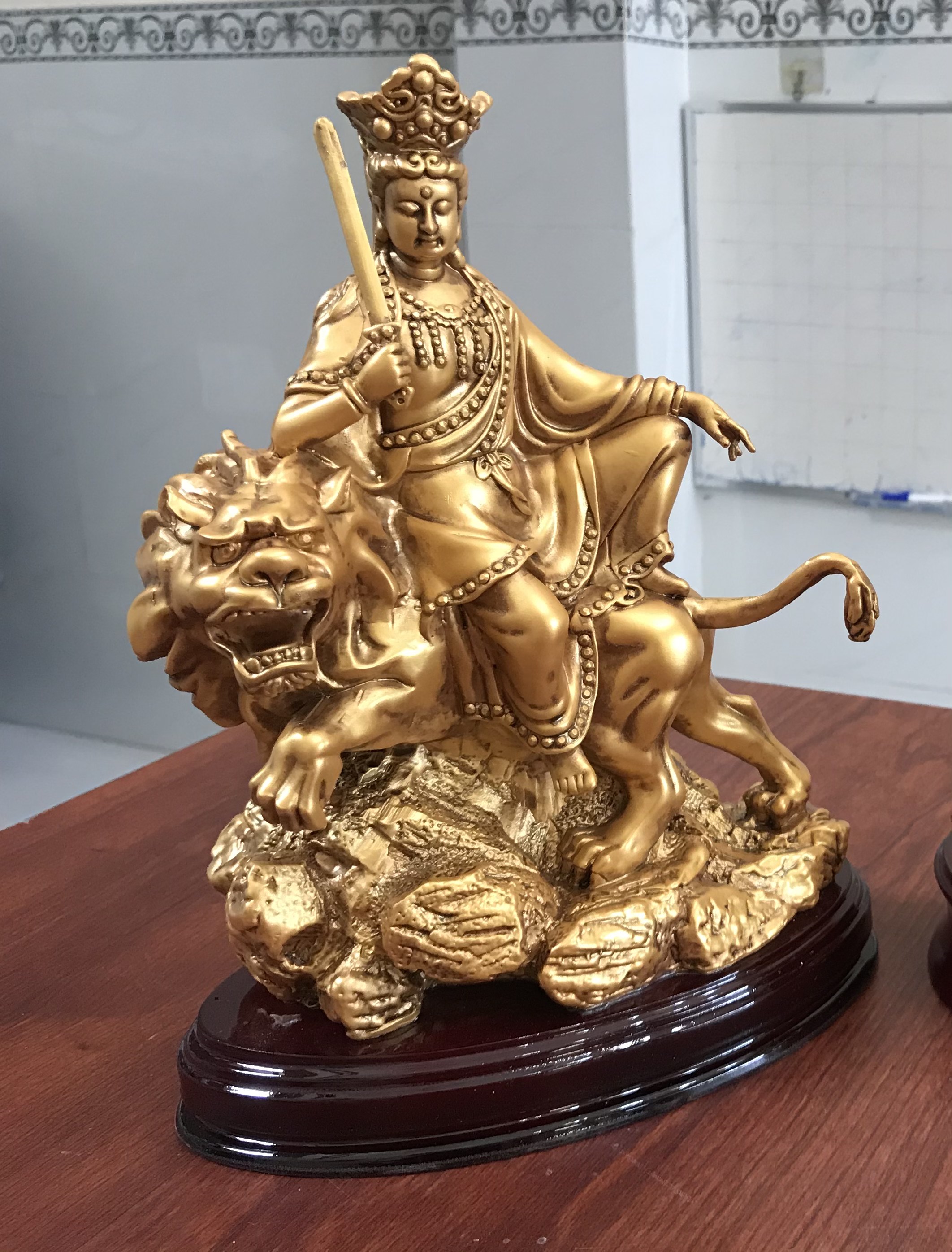 Tượng ngài Văn Thù Sư Lợi Bồ Tát - màu vàng đồng
