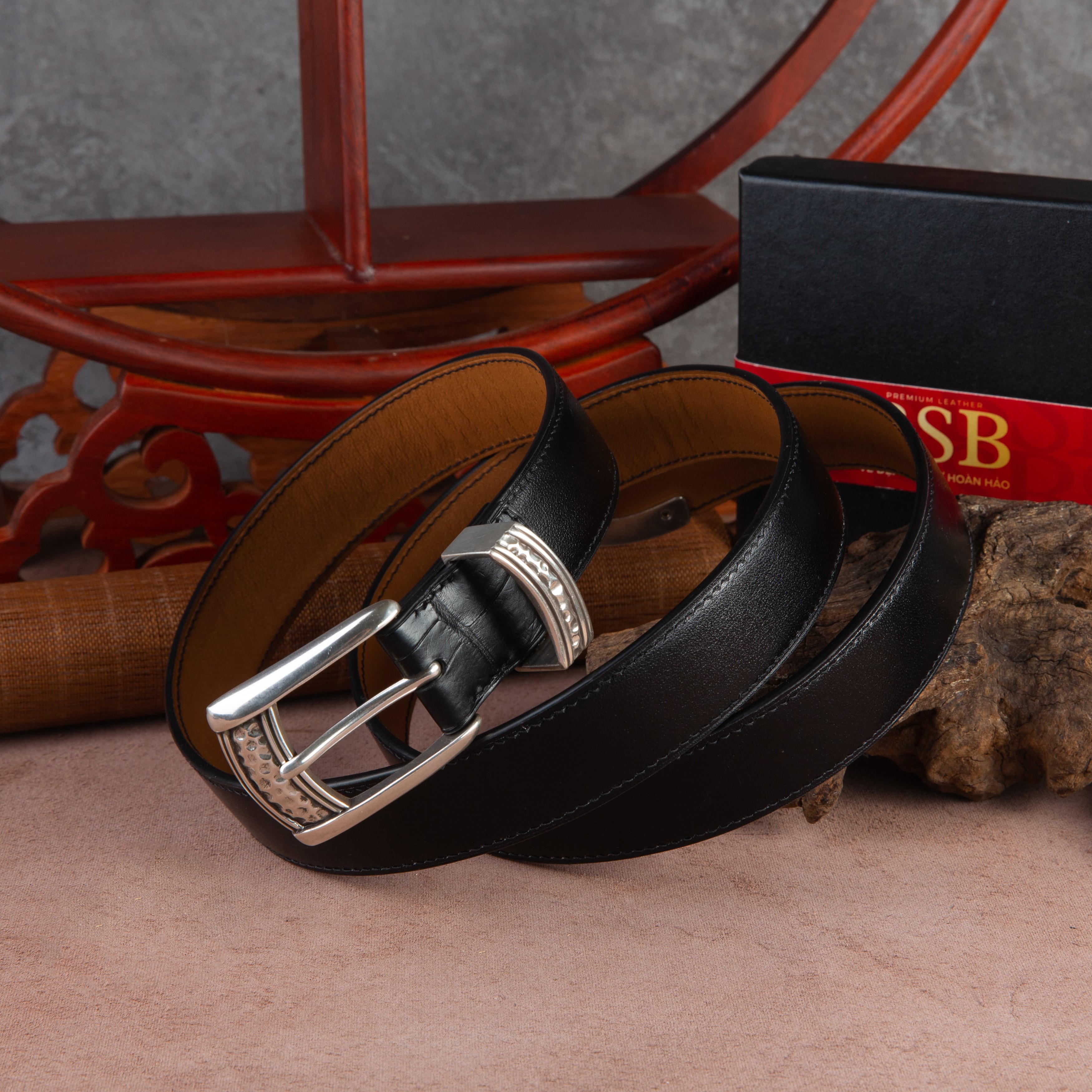 Thắt lưng da màu đen bóng sang trọng