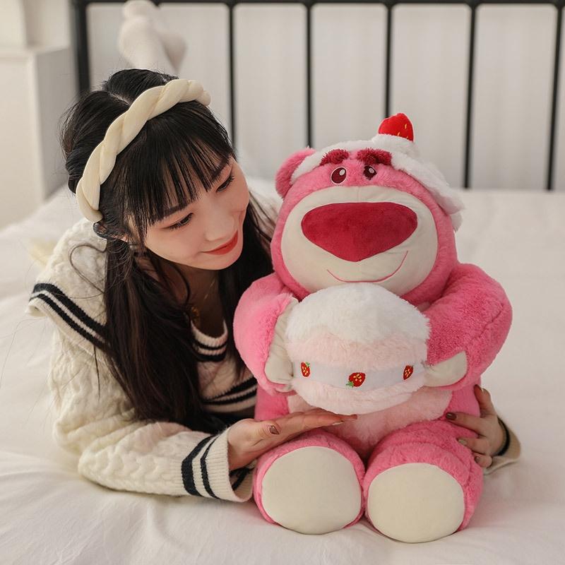 Gấu bông Gấu Lotso dâu ôm bánh kem cute, Lotso đội trái dâu