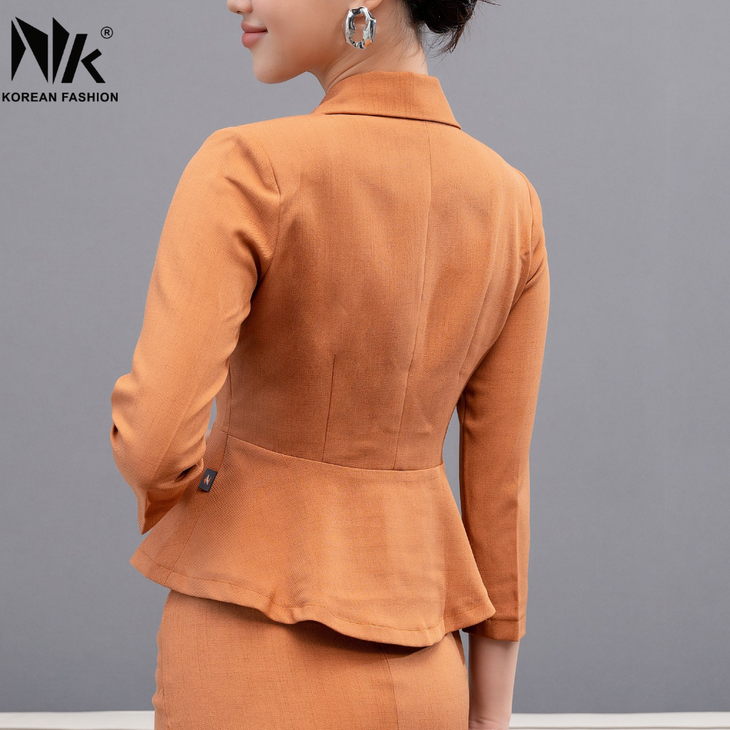 Set Áo Ký Giả Nữ NK Fashion Vải Nhập Khẩu Hàn Cao Cấp Mềm Mịn, Không Nhăn, Dáng Peplum Tay Lửng Trẻ Trung, Tôn Dáng, Thiết Kế Cúc Lệch Hiện Đại, Chân Váy 2 Lớp Có Túi Đa Năng NKBD2109019