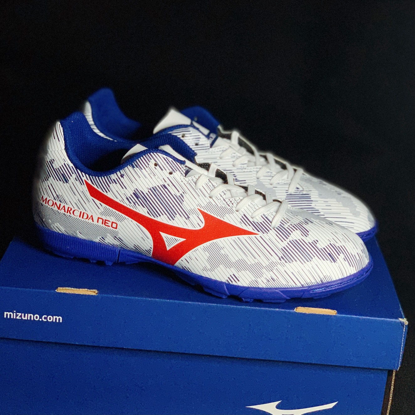 Giày đá bóng Mizuno Monarcida Neo Sala Club TF Trắng/Xanh/Đỏ