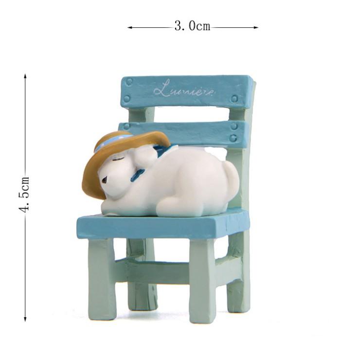 Mô hình chó trắng nằm ngủ trên ghế gỗ trang trí tiểu cảnh, chụp ngoại cảnh, DIY