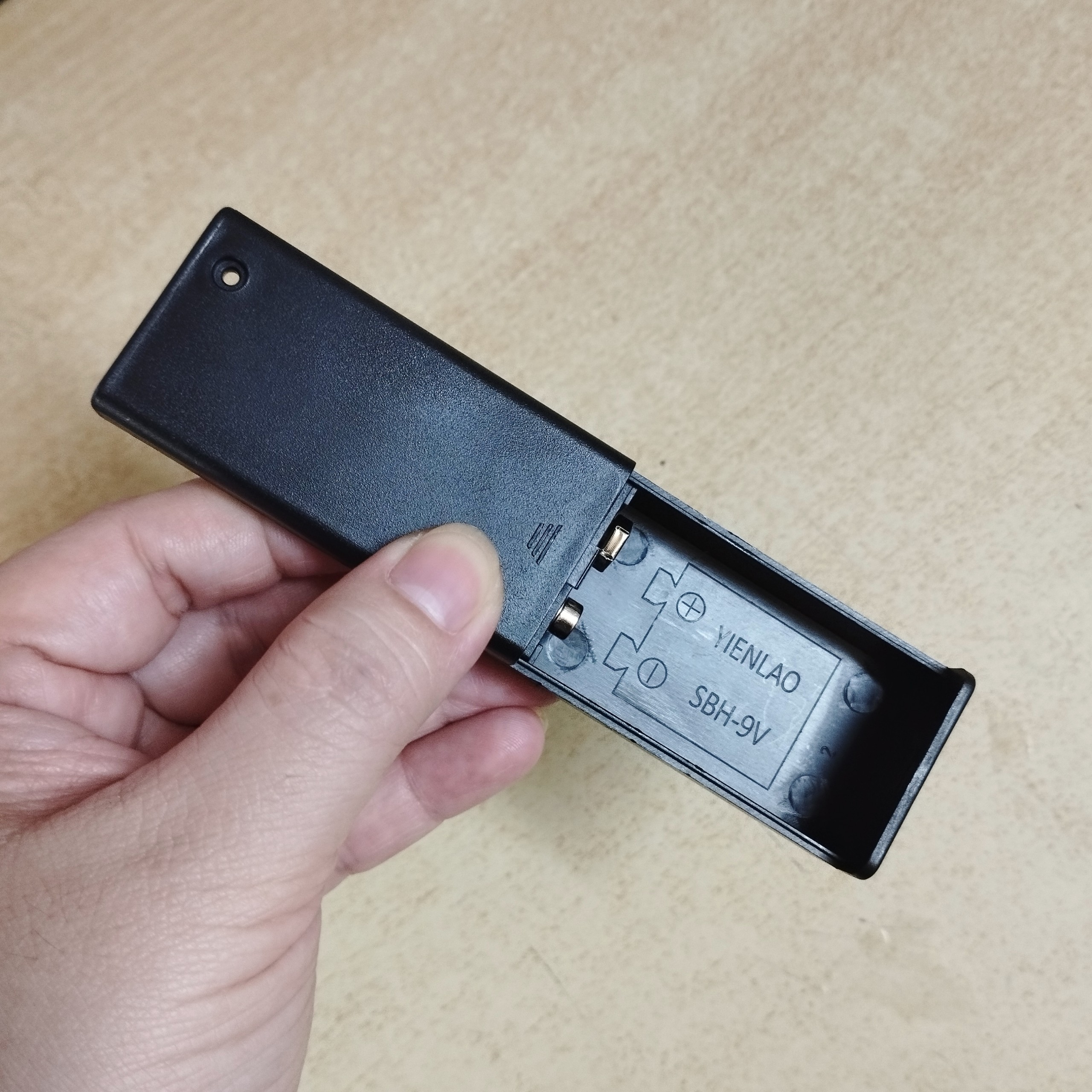 Khay pin 9V có nắp đậy kèm công tắc để chế tạo