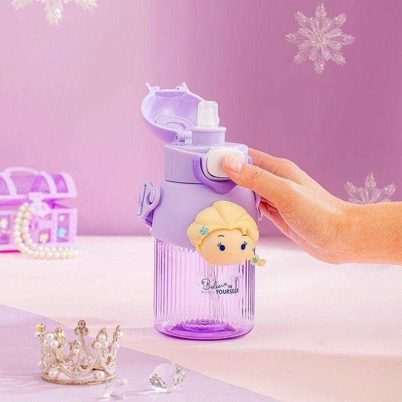 Bình Nước Hang DlSNEY siêu đẹp. Hình nổi bấm kêu chút chít. 2in1 : đầu ống hút và uống trực tiếp, có dây đeo .