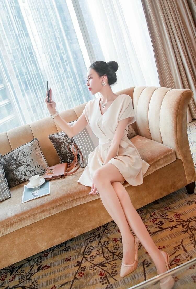 Jumpsuit đùi màu kem cổ chữ V Kèm Nịt