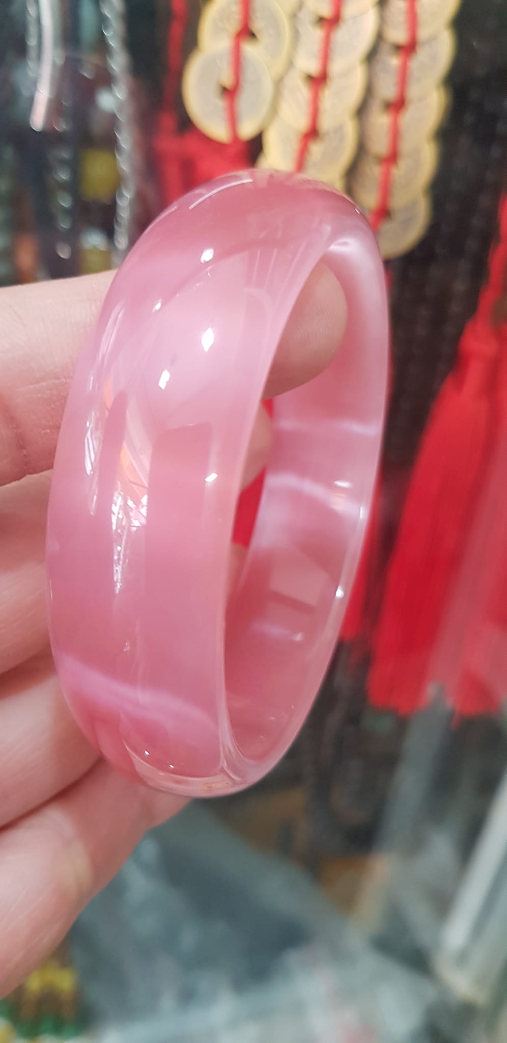 Vòng tay nữ đá mắt mèo Bản Hẹ Trắng mới Ni 60mm x Cao 18mm x Dầy 7mm Màu hồng tươi bóng sáng đẹp hợp Nữ mệnh hoả mệnh thổ Nữ 56kg - 65kg đeo ạ