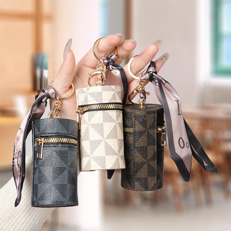 Móc khóa bằng da PU , vừa là túi đựng mini có dây kéo ,thiết kế thời trang trẻ trung hiện đại , sang trọng , đẹp, độc lạ thích hợp cho cả nam và nữ có thể làm quà tặng xinh xắn