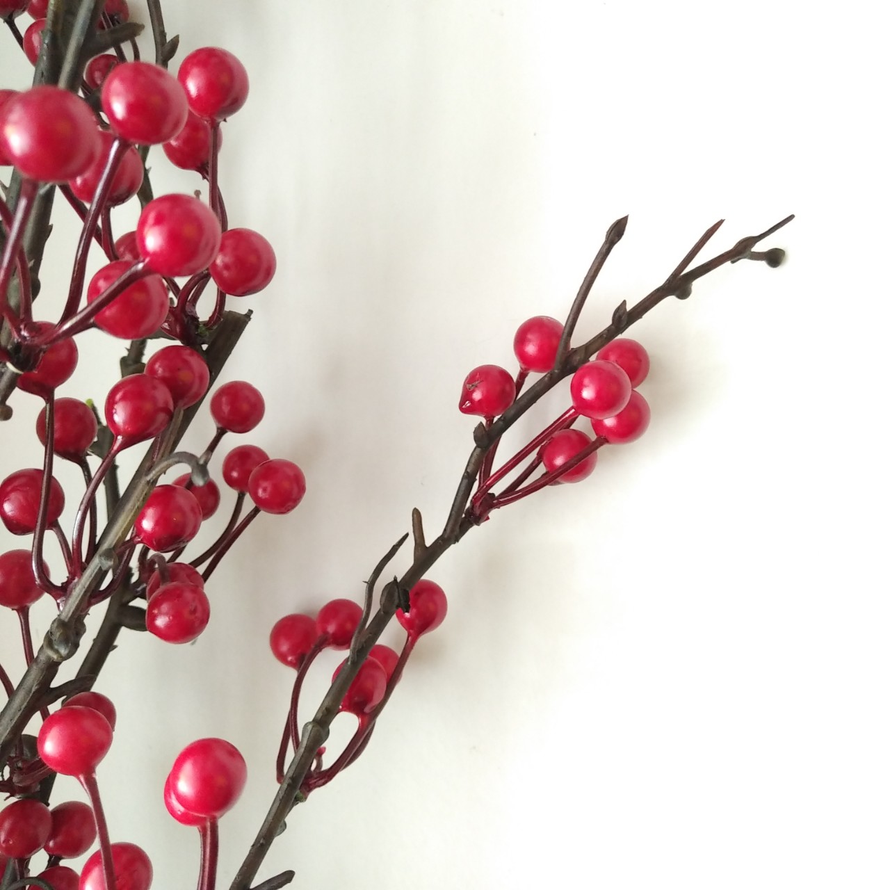 1 Cành trái Berries màu đỏ cao 90cm - Hoa lụa trang trí nhà cửa