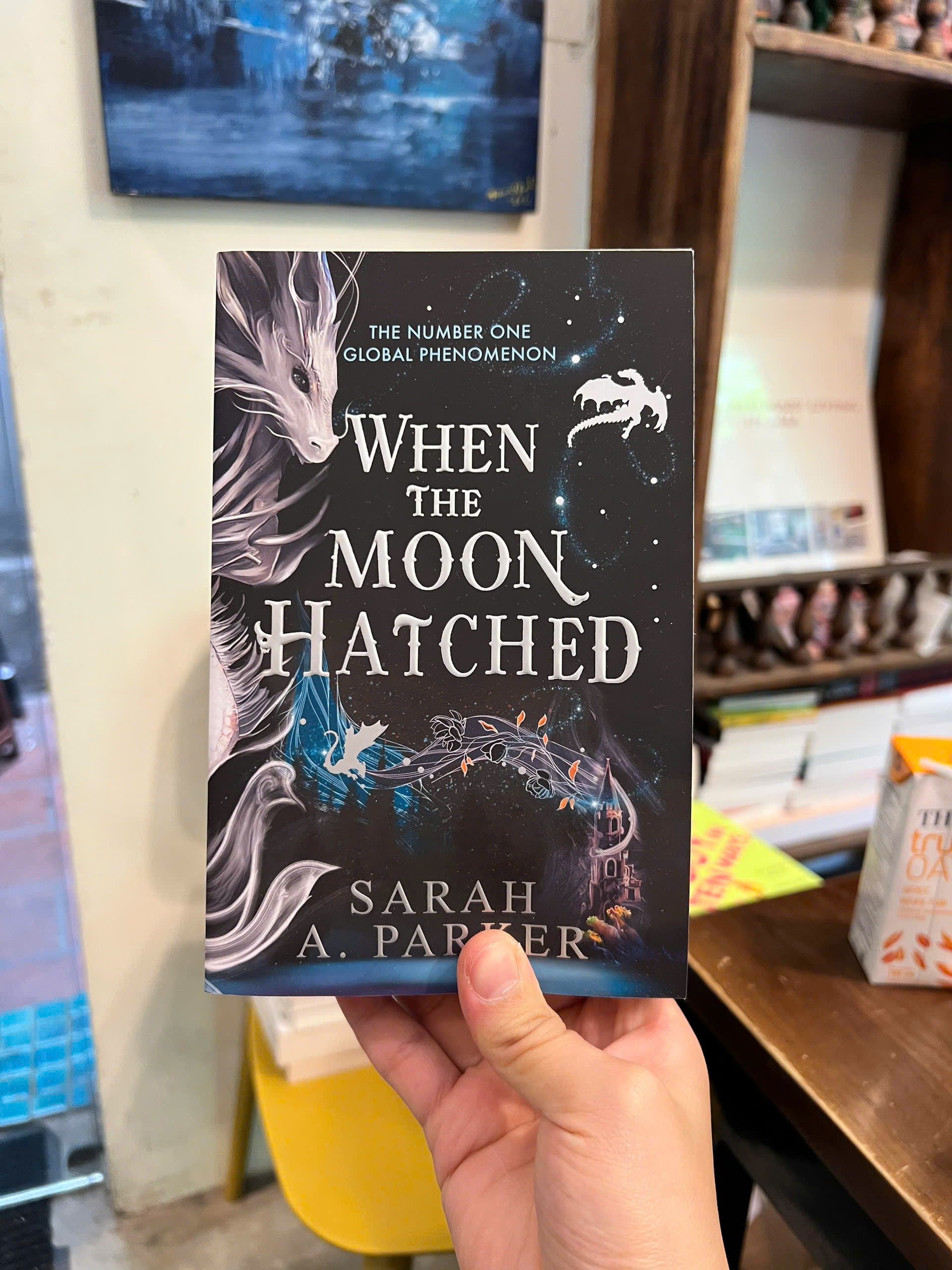 Sách - When the Moon Hatched by Sarah A. Parker | Fantasy / Romance / BookTok / Ngoại văn Nhập khẩu