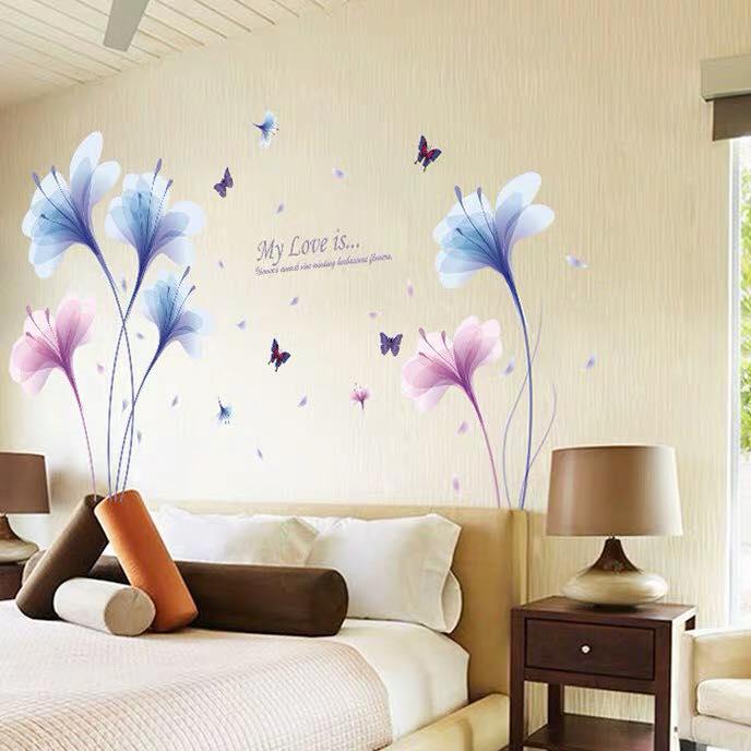 DECAL DÁN TƯỜNG HOA XANH TÍM VÀ CÔ GÁI XE ĐẠP