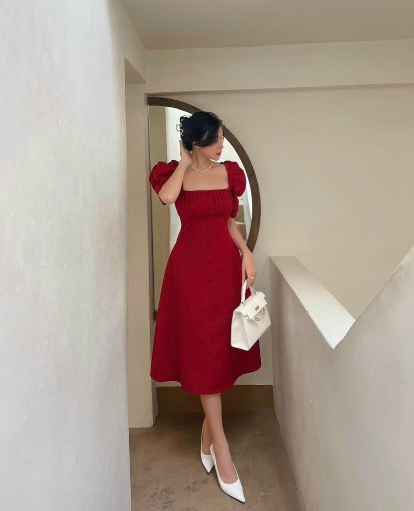 ĐẦM XOÈ CỔ VUÔNG TAY PHỒNG XẾP LI NÚT BỌC