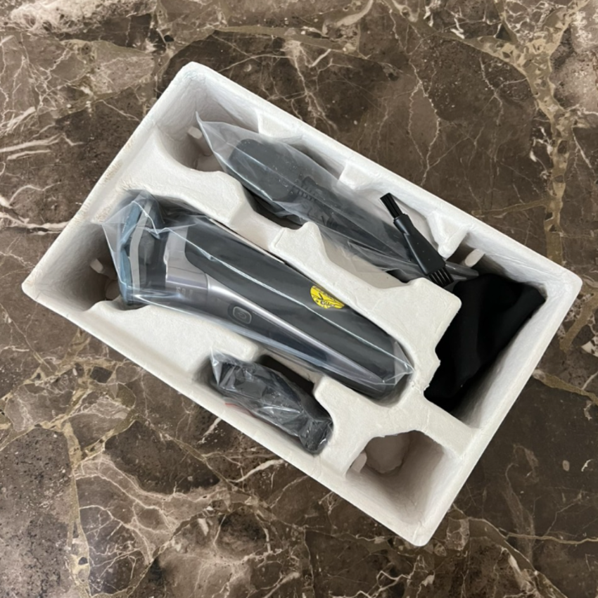 Máy cạo râu khô và ướt thương hiệu Philips Norelco S7788 Series 7000 - Hàng Chính Hãng