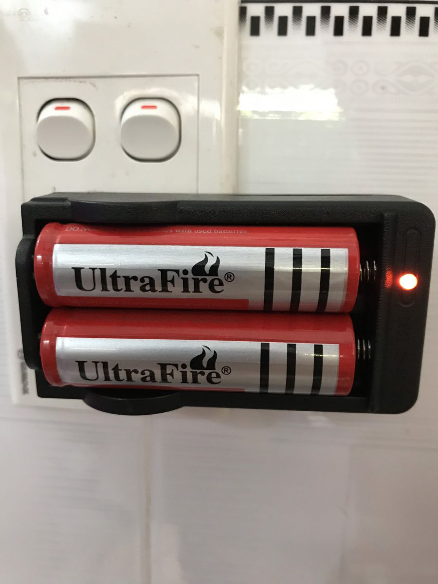 Cóc Sạc Pin 18650 Loại 2 Pin Đa Năng Có Led