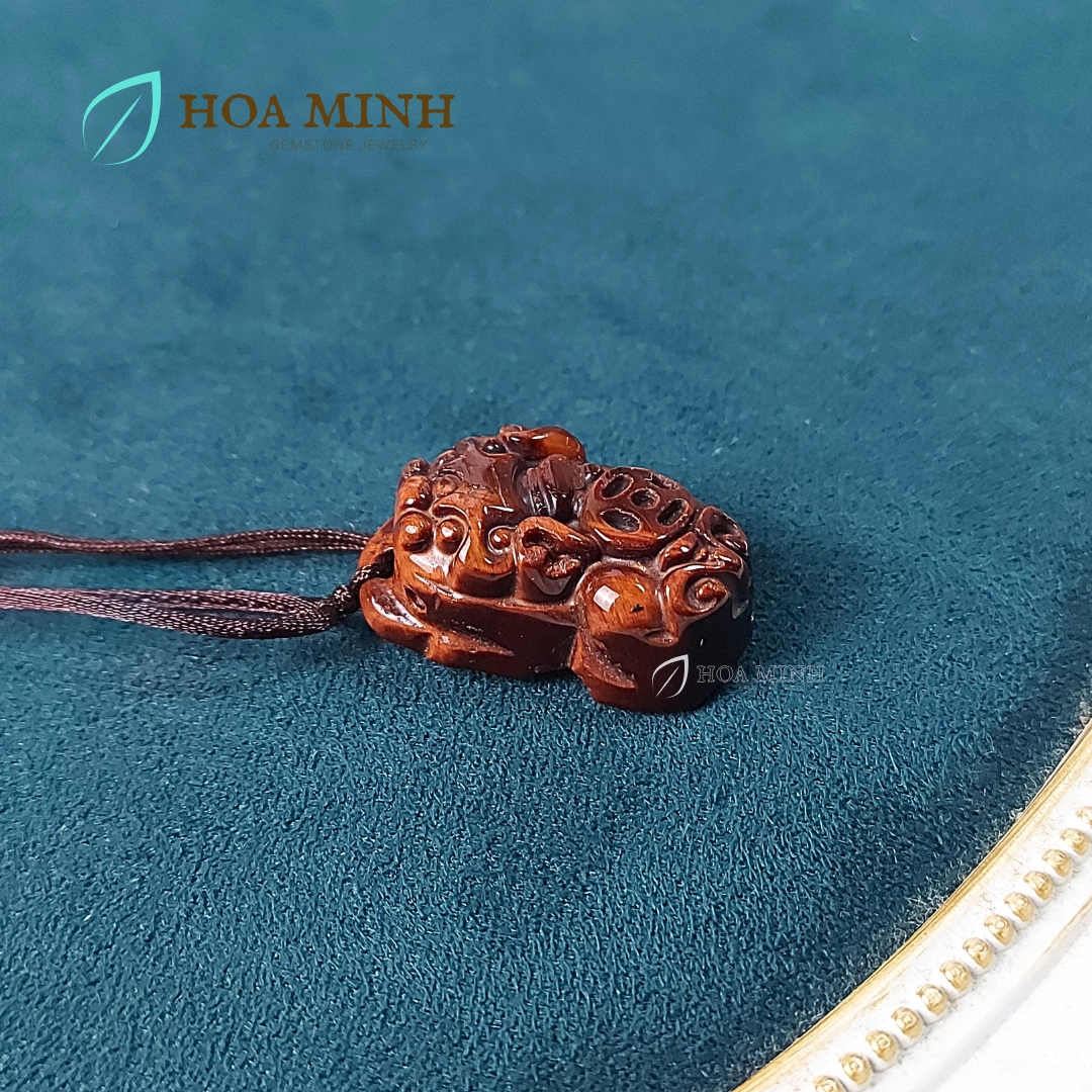 Mặt dây chuyền cụ Tỳ Hưu Kim Tài Lộc chất đá Mắt Hổ đỏ nâu tự nhiên size 16.8x29mm