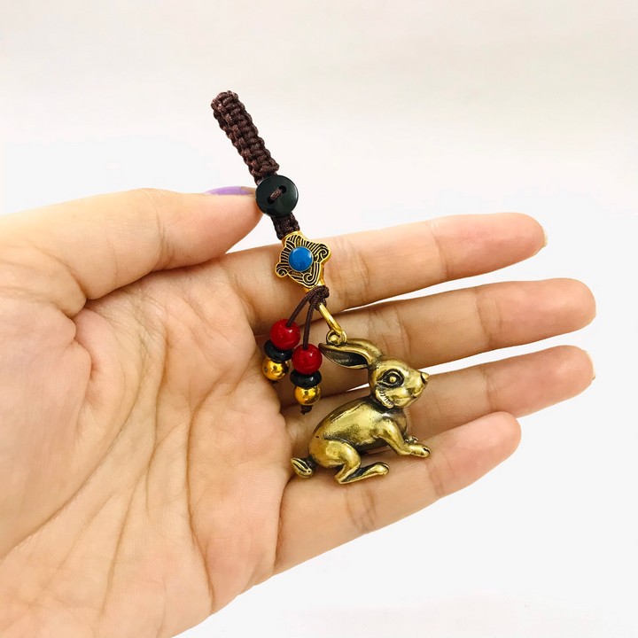 Móc Khóa Tượng Đồng Con Thỏ có kích thước 2.5 x 1.4 x 2.8cm, màu đồng dùng để làm móc khóa, trưng trên bàn, làm quà tặng lưu niệm - TMT Collection - SP005217