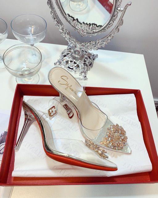 Giày cao gót trong suốt đính đá hoa mai vàng D160