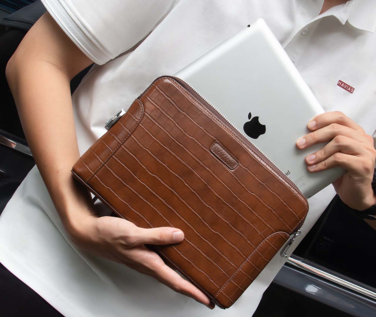 Clutch túi da vân cá sấu LOUIS