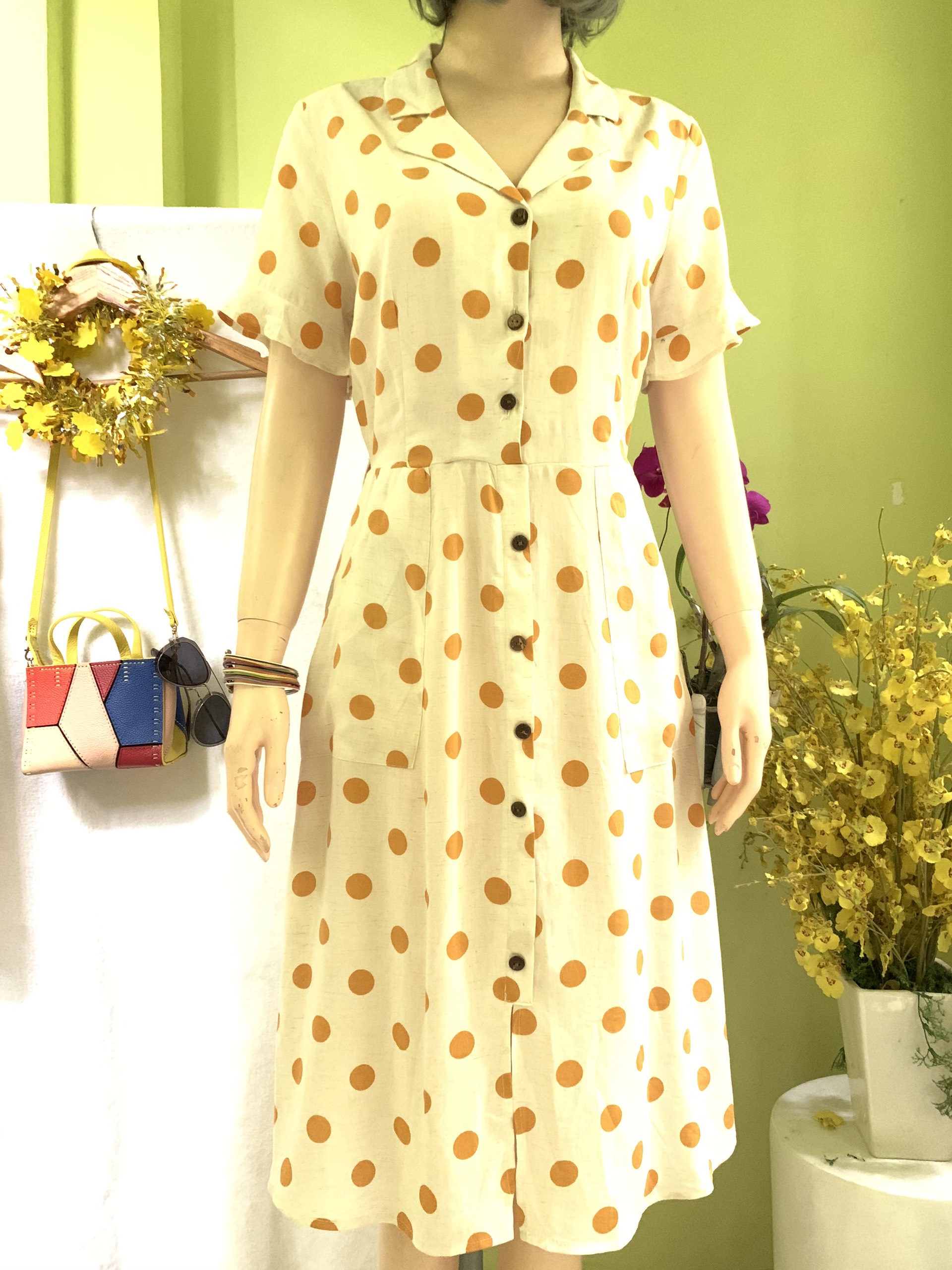 Đầm xòe cổ vest cài nút kiểu sơ mi xinh xắn