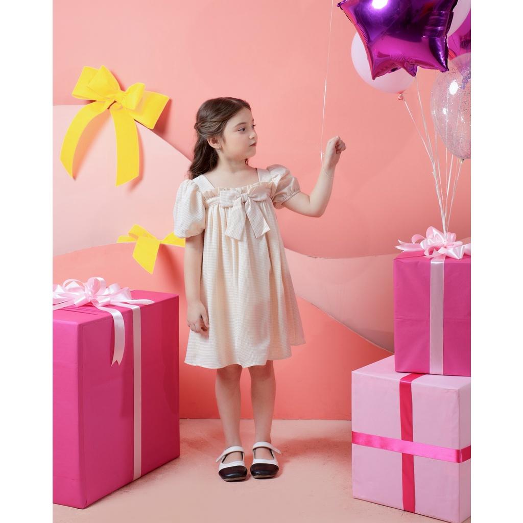 Váy caro bé gái BYZU form dáng suông, chất vải cotton cổ vuông đính nơ ngực