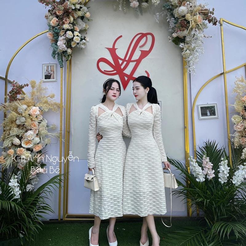 Váy trắng xốp chéo cổ