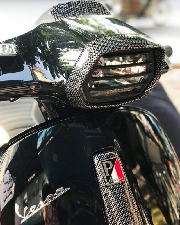 Logo dành cho xe Piaggio - Chữ P trắng nền cờ Italy - 8830z.