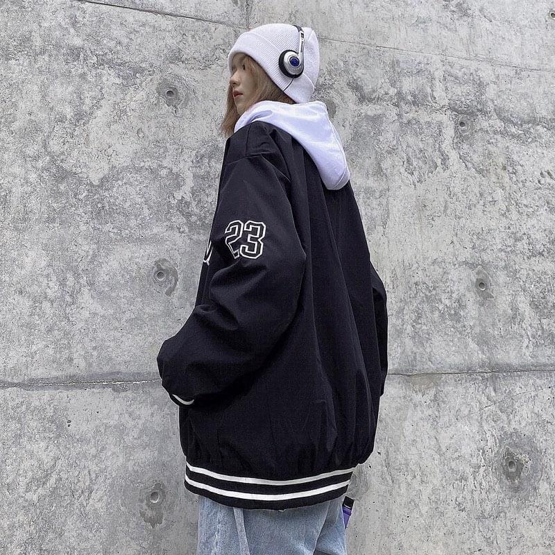 Khoác bomber chữ ARAFNP cúc bấm unisex.