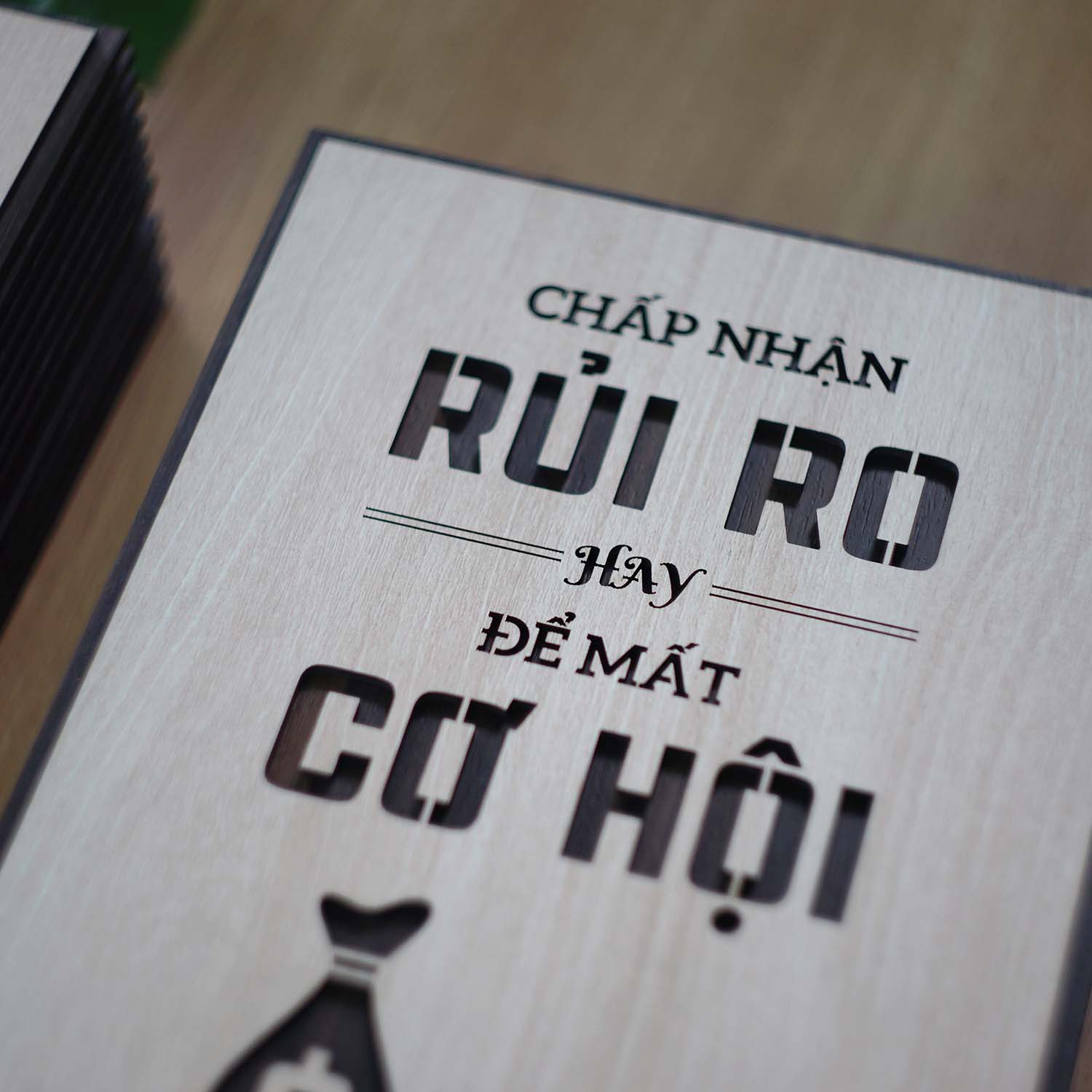 Tranh Gỗ Cap hay về cuộc sống TBIG121: Chấp nhận rủi ro hay để mất cơ hội