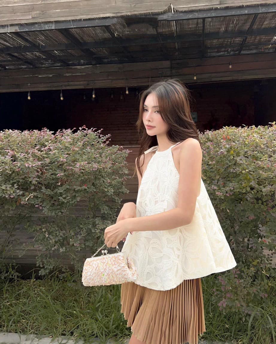 Áo cổ yếm chất liệu ren nơ tiểu thư
