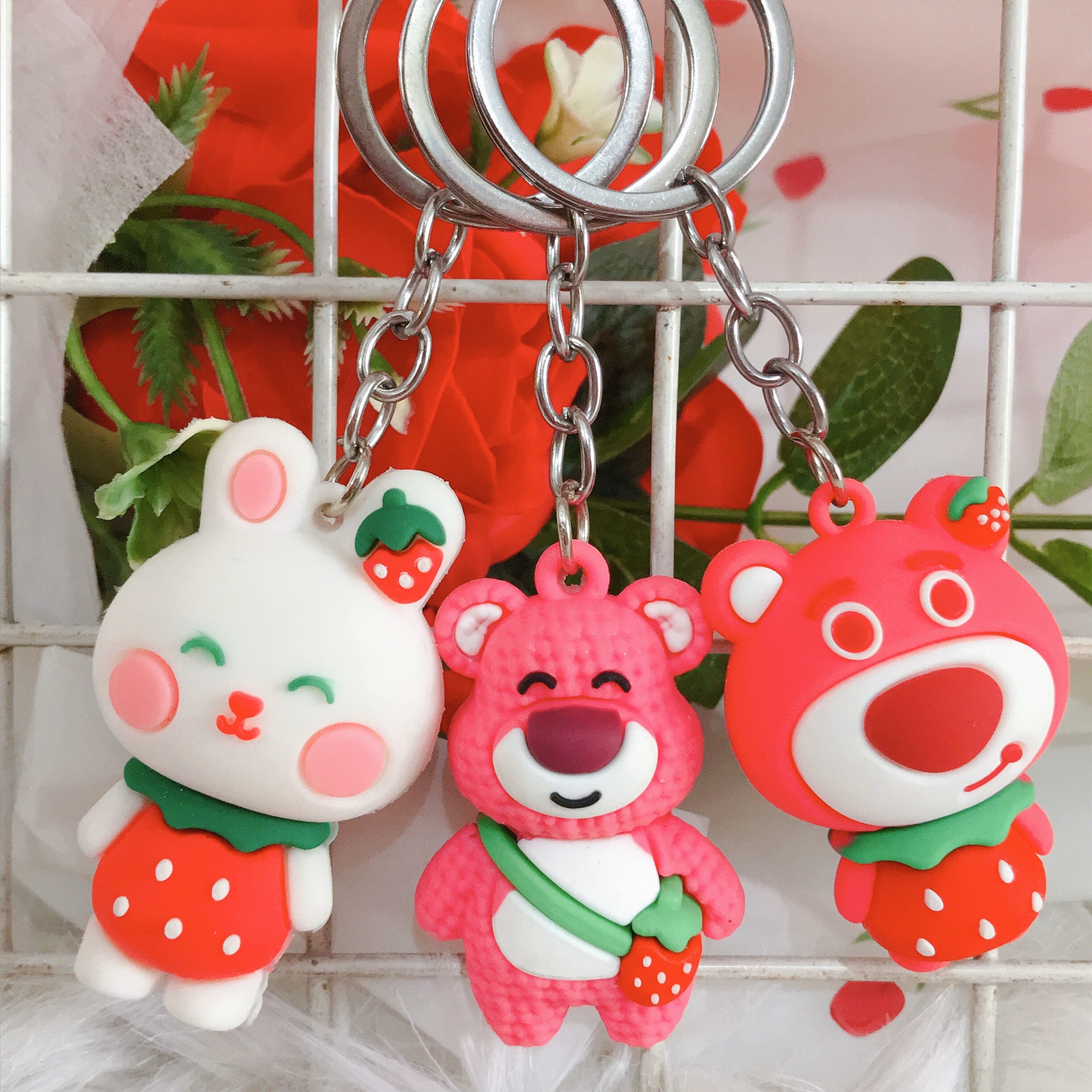 Móc Khoá Gấu Dâu Hồng Lotso Silicon Siu Đáng Yêu - Gấu Lotso Huggin Trong Phim Hoạt Hình Toy Story Dễ Thương