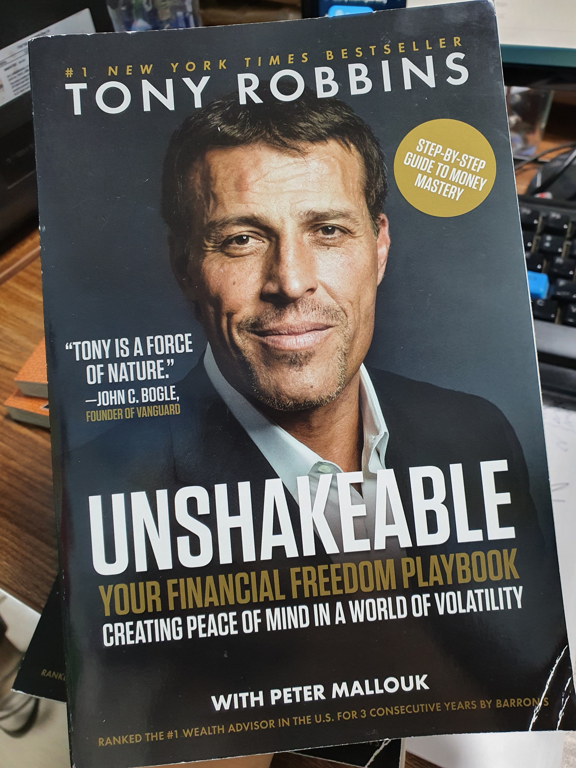 Unshakeable : Your Financial Freedom Playbook (Sách ngoại văn, lỗi mép bìa sách)