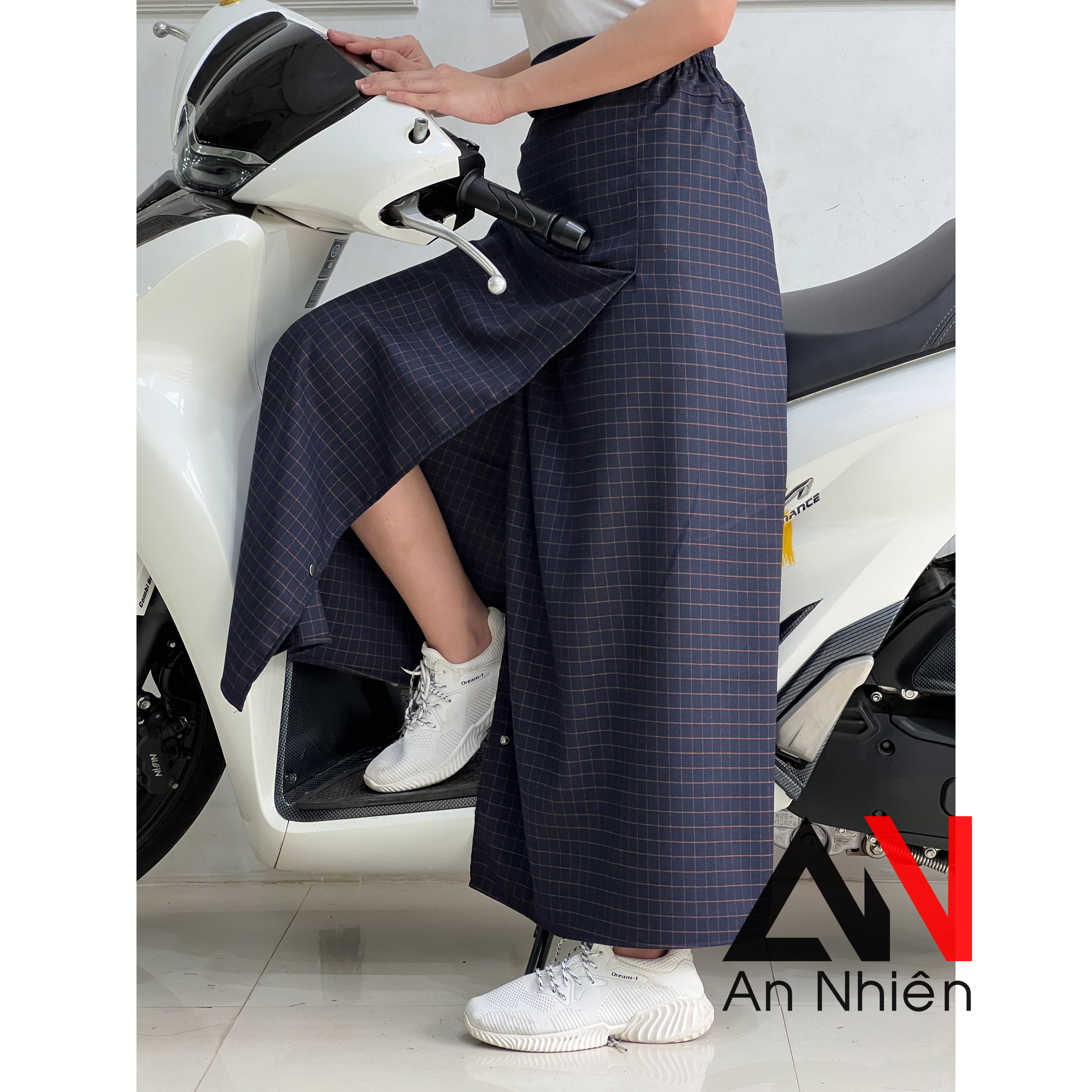 Váy chống nắng xẻ tà cố định bằng miếng dán kết hợp nút bấm chất liệu vải bố mềm mại xòe rộng dài dưới tà váy có nút bấm cố định