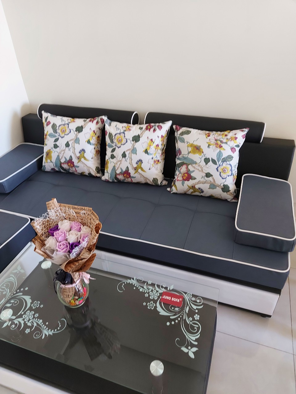 Hình ảnh Bộ sofa phòng Khách 2m2 dành cho chung cư Juno Sofa bao gồm đủ gối, đôn và bàn trà kính