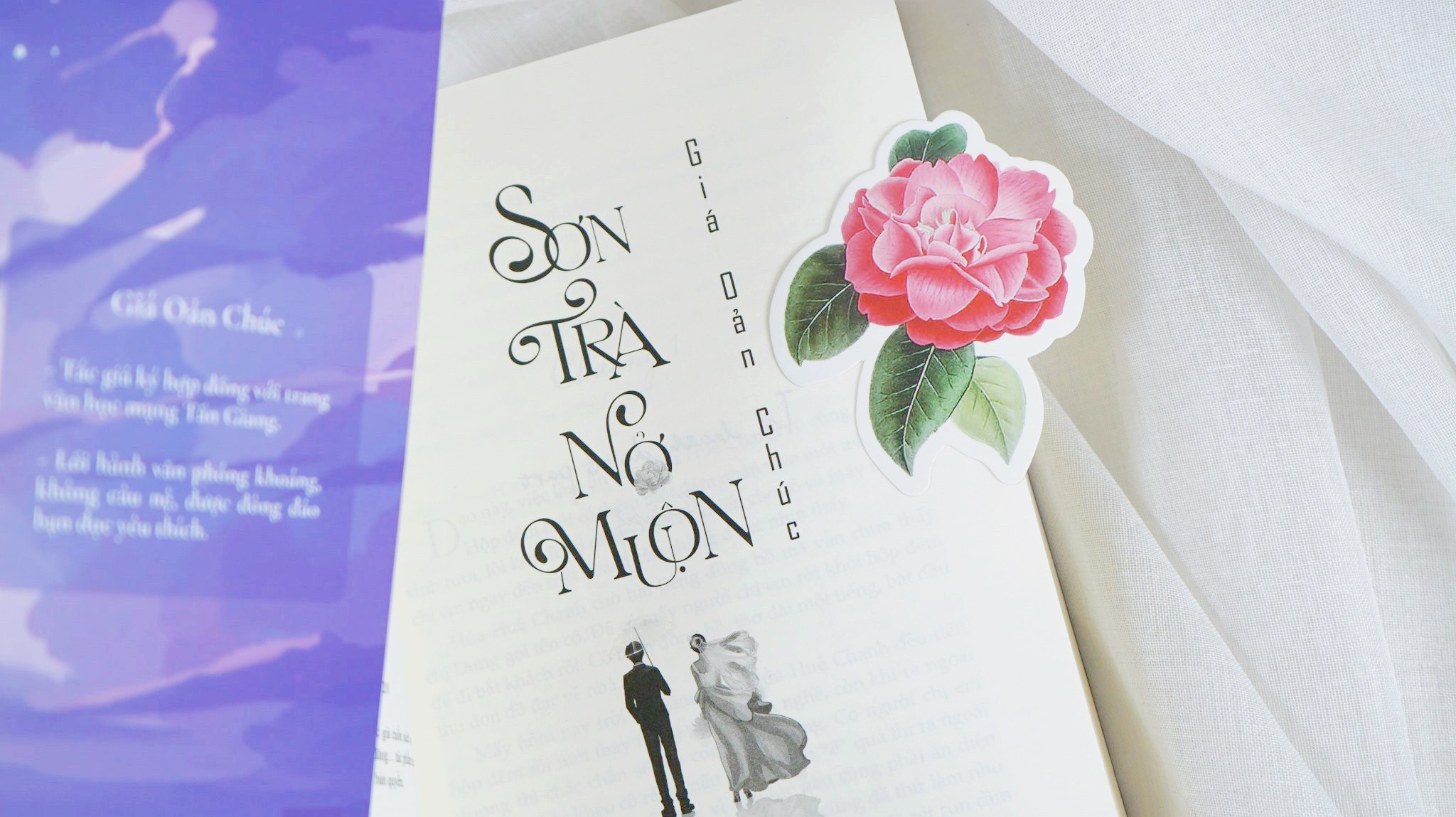 Sách ngôn tình - Sơn trà nở muộn - Giá Oản Chúc tặng kèm 01 bookmark hoa sơn trà, 01 bookmark chiếc bật lửa và 01 postcard- Đinh Tị Books phát hành