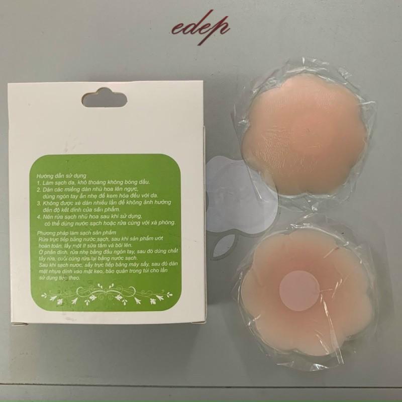 Hộp gồm 2 Miếng dán ngực silicon hình hoa mai , dán ti đi biển